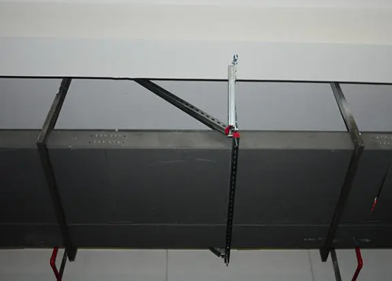 電纜線(xiàn)槽安裝圖片展示，支架托臂標(biāo)準(zhǔn)距離介紹